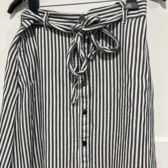 Button-up skirt with a belt - Picture 2 of 10